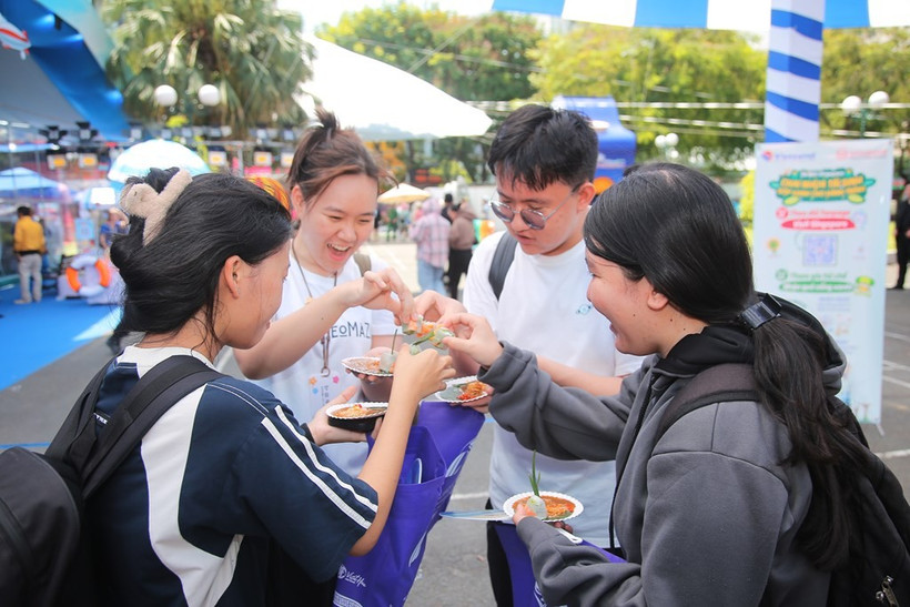 Festival-goers try local staples at Vietravel Airlines booth. (Photo: VNA)