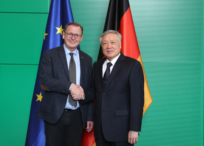 Deputy Prime Minister Nguyen Hoa Binh (R) and Vice-President of the German Bundestag Bodo Ramelow (Photo: VNA)