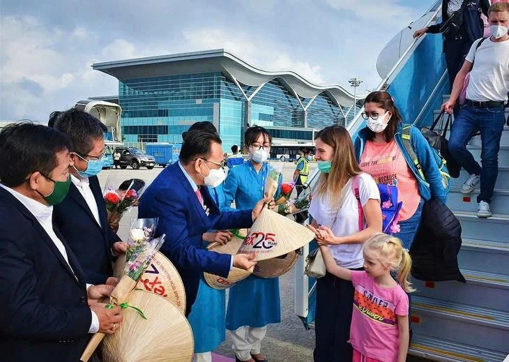 Russian tourists return to Khanh Hoa after the COVID-19 pandemic. (Photo: tuoitre.vn)