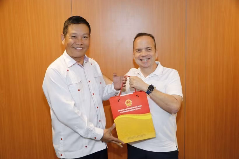 Vietnamese Ambassador to Venezuela Vu Trung My (L) and Portuguesa’s deputy governor in charge of economic development Vicente Boscan (Photo: VNA)
