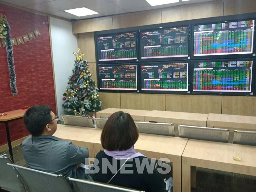 Investors monitor the development of the stock market at MB Securities JSC (Photo: VNA)