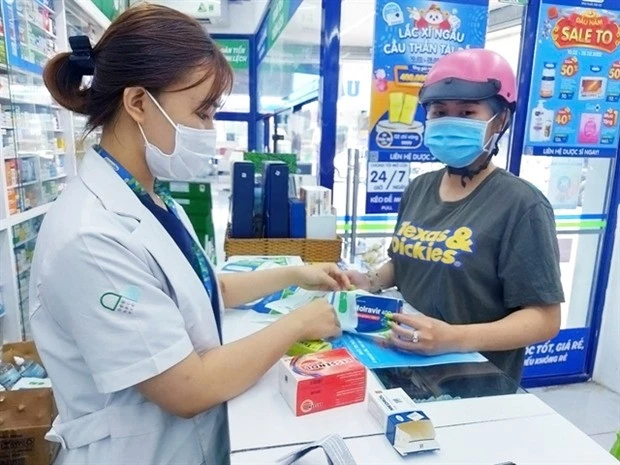 A customer buys medicine at a Pharmacity store (Photo: VNA)