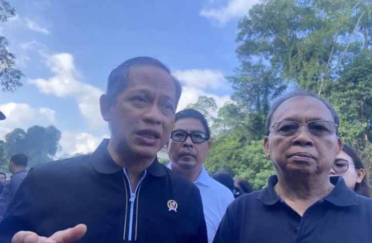 Environment Minister Hanif Faisol Nurofiq discusses policies for star-rated hotels in waste management in Denpasar, Bali. (Photo: Antara)