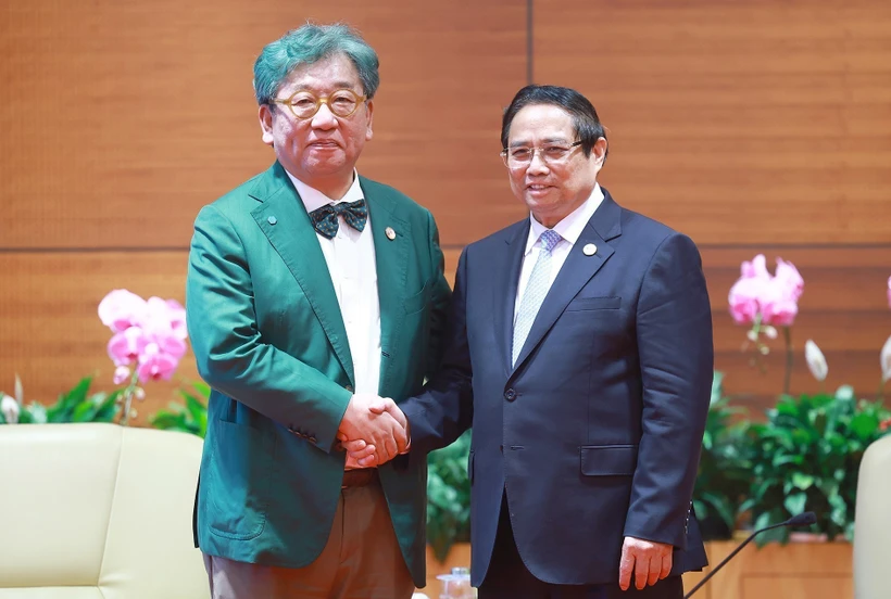 Prime Minister Pham Minh Chinh (R) hosts a reception for GGGI Director-General Sang-Hyup Kim in Hanoi on April 17. (Photo: VNA)