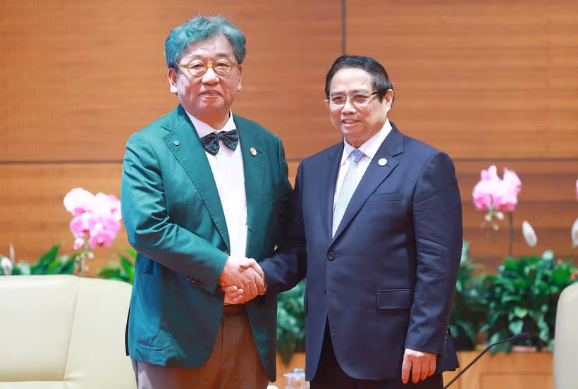Prime Minister Pham Minh Chinh (R) hosts a reception for GGGI Director-General Sang-Hyup Kim in Hanoi on April 17. (Photo: VNA)