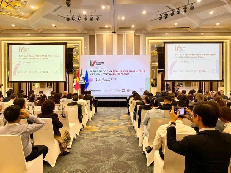 At the Vietnam – Italy Business Forum held in Hanoi on September 4 (Photo: baochinhphu.vn)