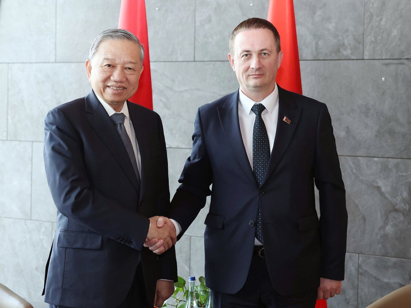 General Secretary of the Communist Party of Vietnam (CPV) Central Committee To Lam (L) and Belarusian Prime Minister Aleksandr Turchin. (Photo: VNA)