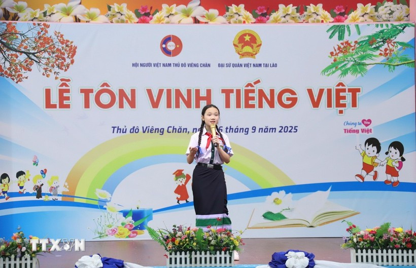 Vila Xaynhavong from the Nguyen Du Lao-Vietnamese bilingual school in her Vietnamese storytelling performance at the ceremony (Photo: VNA)