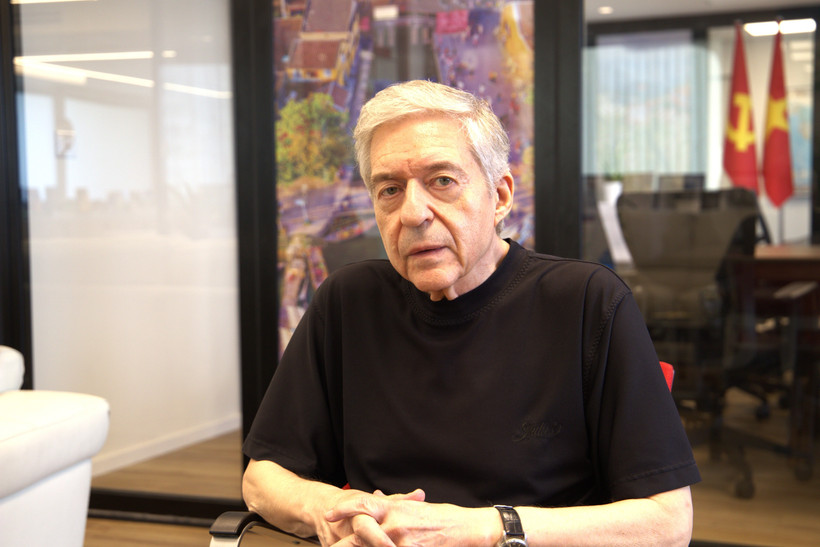 Former Israeli Minister of Justice Yossi Beilin in a recent interview with the Vietnam News Agency (Photo: VNA)