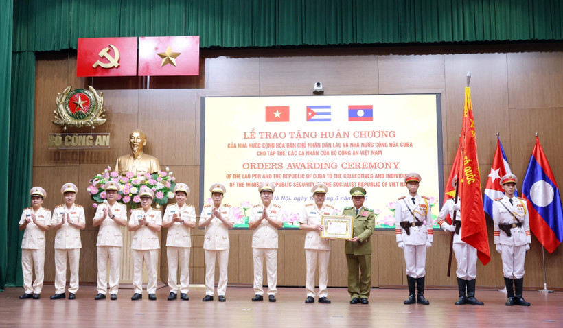 The ceremony held on August 16 to honour collectives and individuals of the Vietnamese Ministry of Public Security with prestigious orders from Laos and Cuba. (Photo: VNA)