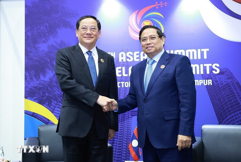 Prime Minister Pham Minh Chinh (R) and his Lao counterpart Sonexay Siphandone (Photo: VNA)