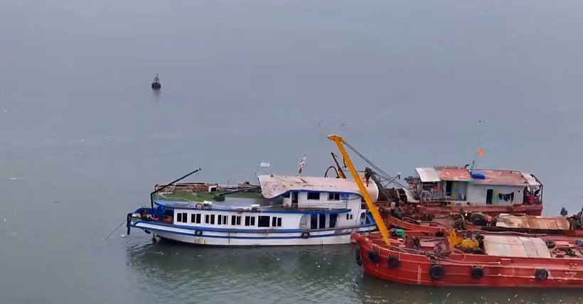 The Vinh Xanh 58 tourist boat is towed ashore on July 20 morning. (Photo: VNA)
