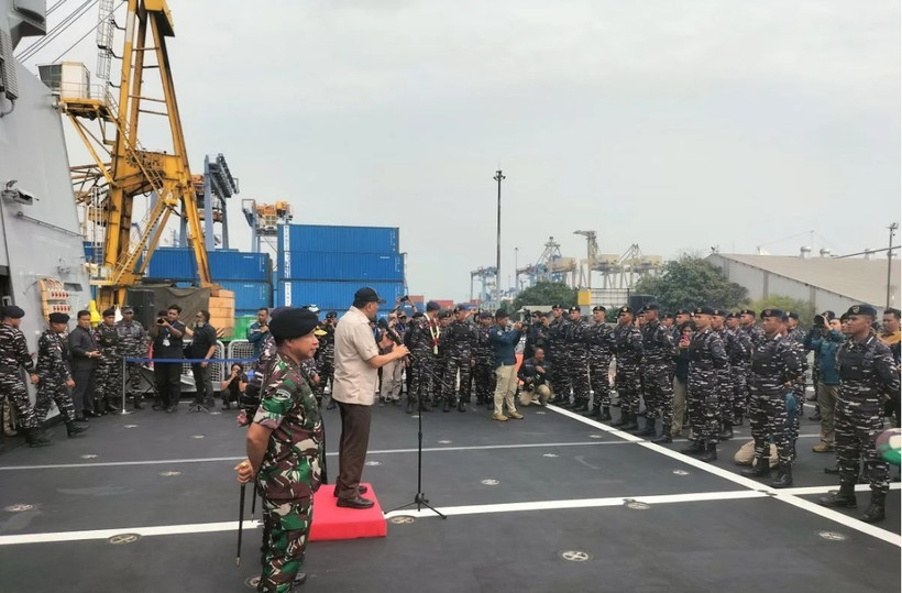ndonesian Defence Minister Sjafrie Sjamsoeddin delivers a directive to the crew of KRI Brawijaya 320 while the warship was docked at Pier 107, Tanjung Priok, North Jakarta on September 8. (Photo: Antara)