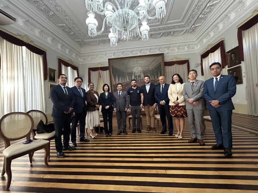 A meeting between the ASEAN Ambassadors and Belem Mayor Igor Normando (Photo: VNA)