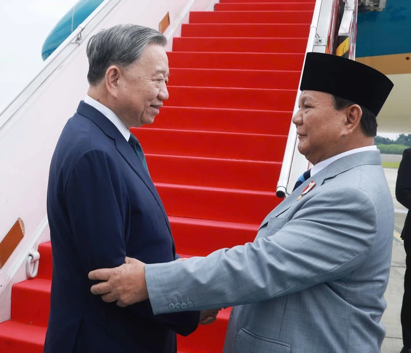 President Prabowo Subianto bids farewell to Party chief To Lam. (Photo: VNA)