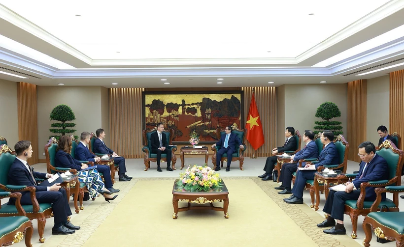 Prime Minister Pham Minh Chinh (R) hosts a reception for Hungarian Minister of Foreign Affairs and Trade Szijjártó Péter in Hanoi on March 19. (Photo: VNA)