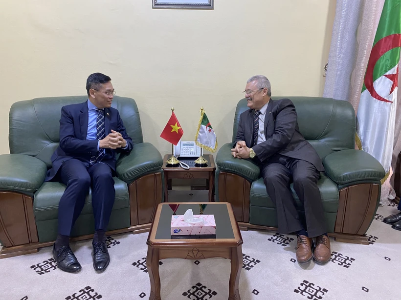 Vietnamese Ambassador to Algeria Tran Quoc Khanh at the meeting with Touggourt Governor Othmane Abdelaziz (Photo: VNA)