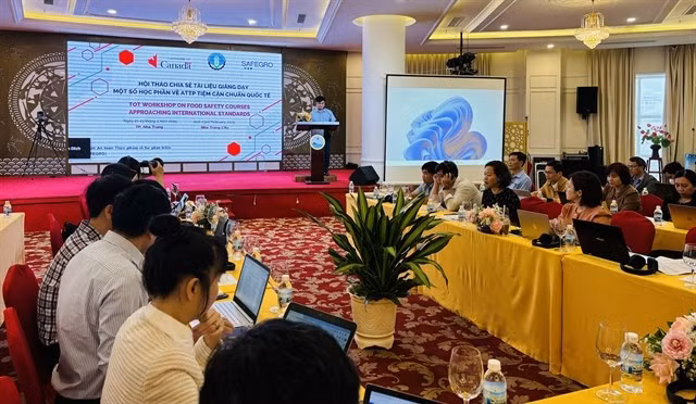  Food safety lecturers who attended the workshop are expected to apply the internationally standardised curriculum at their universities. (Photo: VNA)