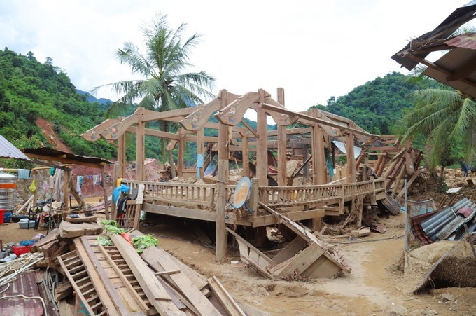 A century-old stilt house in Yen Hoa village (My Ly commune, Nghe An province) suffers severe damage after being ravaged by devastating floods. (Photo: VNA)