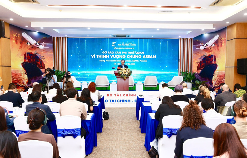 At the workshop titled "Easing Non-Tariff Barriers to unlock ASEAN’s potential" on June 27 (Photo: thitruongtaichinhtiente.vn)