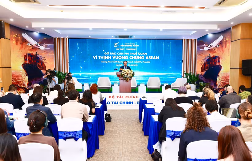 At the workshop titled "Easing Non-Tariff Barriers to unlock ASEAN’s potential" on June 27 (Photo: thitruongtaichinhtiente.vn)