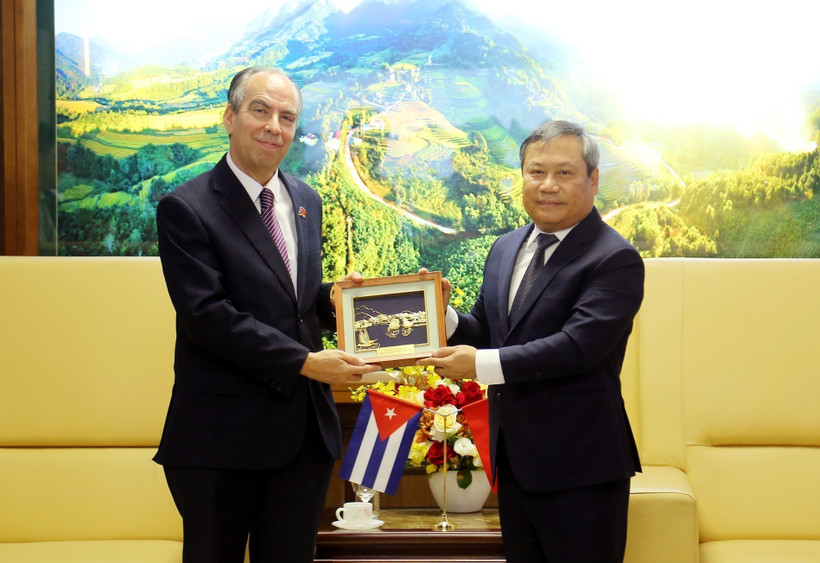 Secretary of the provincial Party Committee Vu Dai Thang (R) and Cuban Ambassador to Vietnam Rogelio Polanco Fuentes at their meeting on October 13 (Photo: VNA)