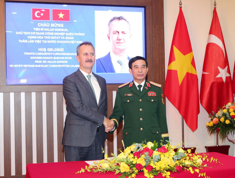 Minister of National Defence General Phan Van Giang (R) welcomes President of the Turkish Defence Industry Agency Haluk Görgün in Hanoi on October 13. (Photo: VNA)