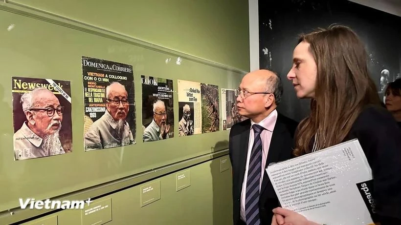 Visitors to the photo exhibition featuring Vietnamese history from 1966 to 1976 (Photo: VNA)