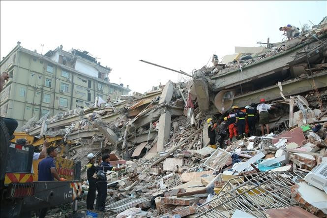 Rescue forces are racing against time to search for victims of the earthquake that hit Myanmar on March 28, 2025. (Photo: Xinhua/VNA)