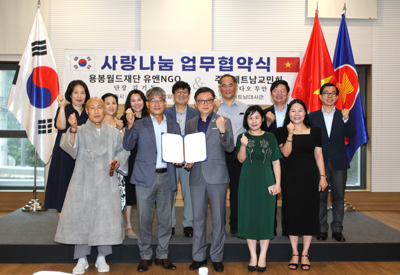 At the MoU signing ceremony between the Association of Vietnamese Communities in Korea and the Yongbong World Foundation on July 23 (Photo: VNA)