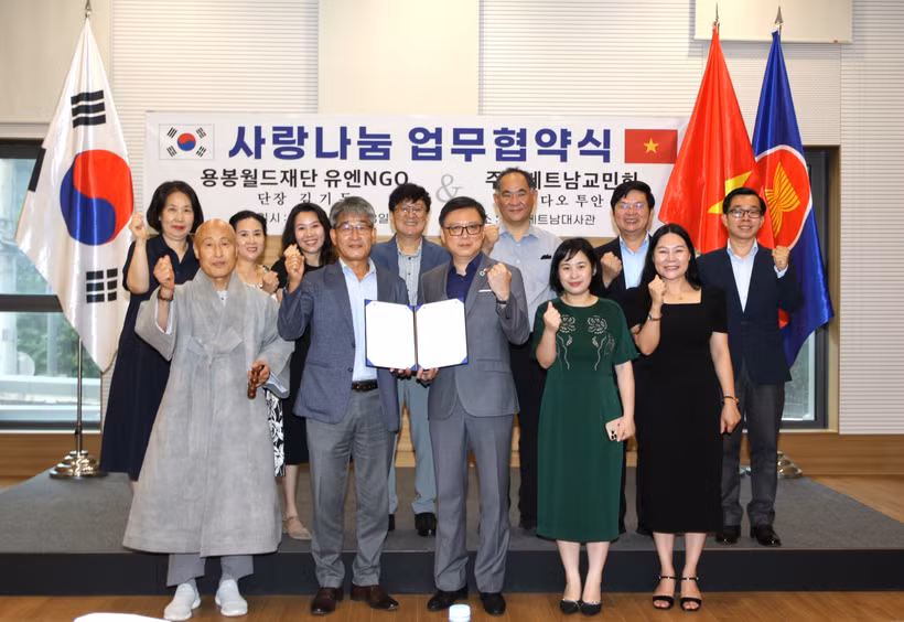 At the MoU signing ceremony between the Association of Vietnamese Communities in Korea and the Yongbong World Foundation on July 23 (Photo: VNA)
