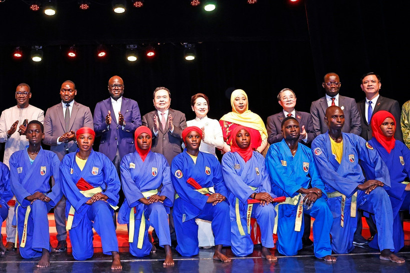 NA Chairman Tran Thanh Man (standing, fourth from left) and his spouse Nguyen Thi Thanh Nga (fifth from left) visit the Vovinam martial arts club in Dakar on July 23. (Photo: VNA)