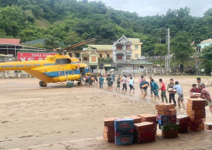 An Mi 171 helicopter of the air defence - air force service brings essential goods to flood-hit residents in Nghe An province. (Photo: VNA)