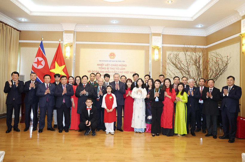 Party General Secretary To Lam and a high-ranking Vietnamese delegation visit the Vietnamese Embassy in the Democratic People’s Republic of Korea on October 10. (Photo: VNA)