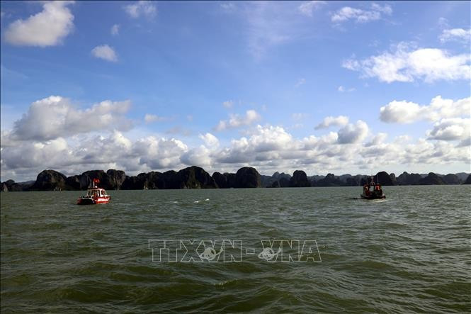 Search and rescue operation is underway for victims of the capsized tourist boat in Ha Long Bay. (Photo: VNA)