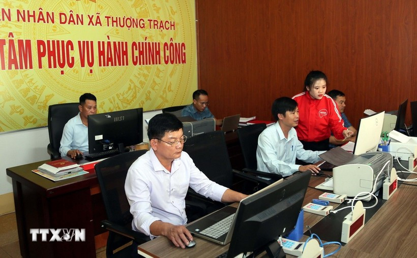 Officials of Thuong Trach commune's Public Administration Centre in Quang Tri province make concerted efforts to promote digital transformation and build an e-administration system. (Photo: VNA)