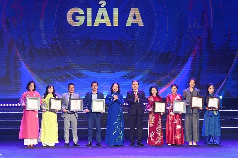 NA Chairman Tran Thanh Man (5th from right) and State Vice President Vo Thi Anh Xuan (5th from left) present the first prizes to excellent journalists. (Photo: VNA)