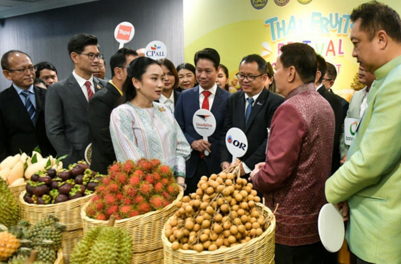 Prime Minister Paetongtarn Shinawatra meets with fruit traders at Government House. (Photo: Thai Government House)