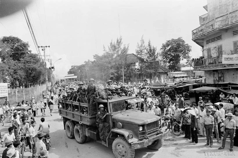 Vietnamese soldiers advance to liberate Bac Lieu province. (Photo: VNA)