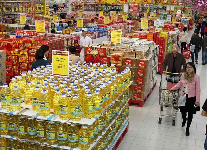 Made-in-Vietnam products are increasingly dominating supermarket shelves. (Photo: VNA)