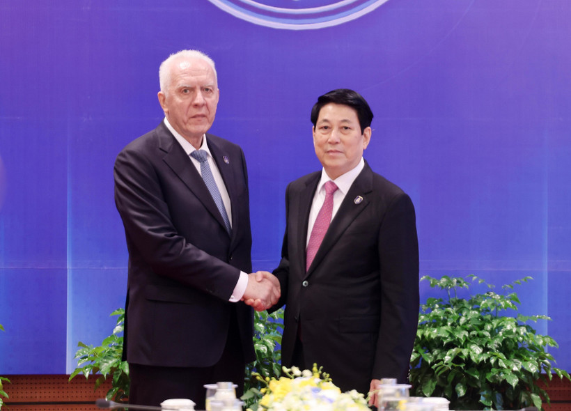 State President Luong Cuong (R) receives Russian Prosecutor General Alexander Gutsan in Hanoi on October 25. (Photo: VNA)