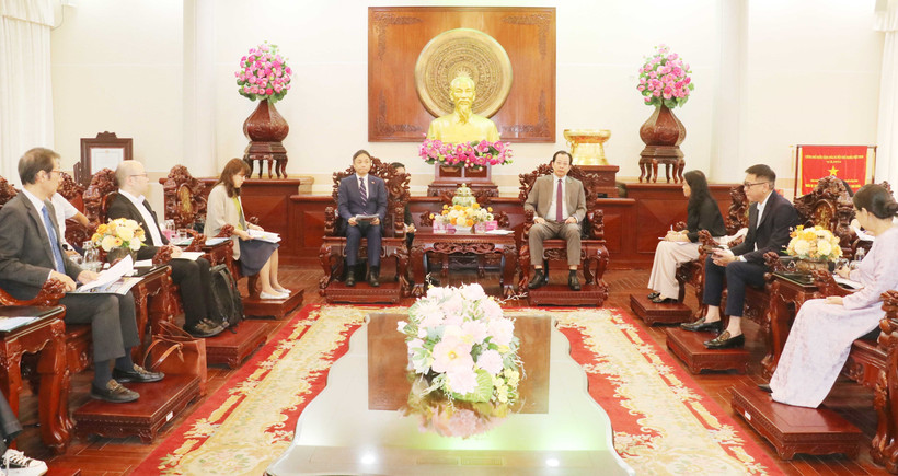 At the working session between Vice Chairman of the municipal People's Committee Vuong Quoc Nam and Chief Representative of JETRO Ho Chi Minh City Okabe Mitsutoshi (Photo: VNA)