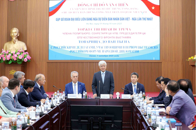 President of the Vietnam Fatherland Front Central Committee Do Van Chien speaks at the meeting with the Russian delegation who are in Vietnam for the first Vietnam – Russia People’s Forum on October 1. (Photo: VNA)