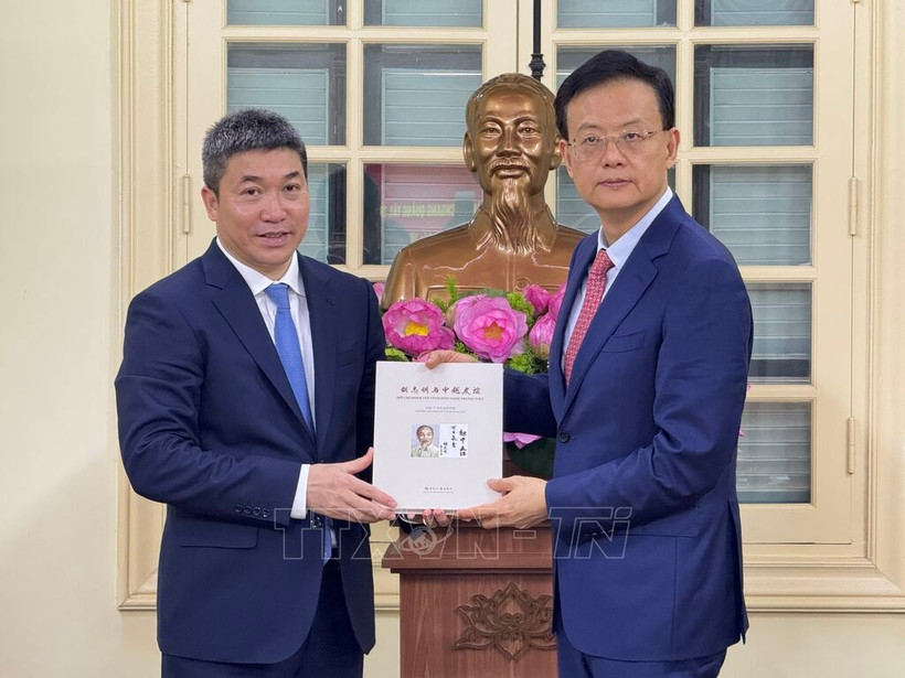 President of the Vietnam Union of Friendship Organisations Phan Anh Son (L) and Wei Ran, Director General of the Foreign Affairs Office and President of the People’s Association for Friendship with Foreign Countries of China's Guangxi Zhuang Autonomous Region (Photo: VNA)