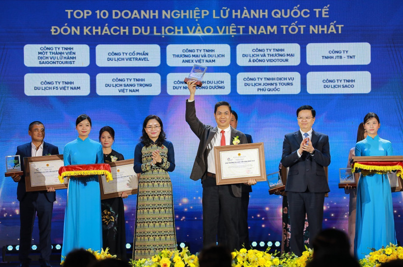 Top ten travel firms are honoured at the awards presentation ceremony on September 27. (Photo: VNA)