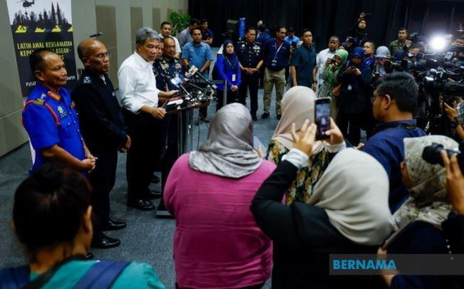 Malaysian Foreign Minister Datuk Seri Mohamad Hasan speaks to the press. (Photo: Bernama)