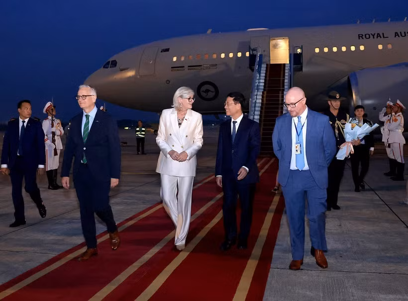 Minister of Science and Technology Nguyen Manh Hung welcomes the Australian delegation at Noi Bai International Airport on September 9. (Photo: VNA)