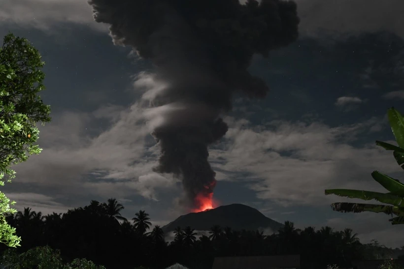 Mount Ibu spewing volcanic material approximately 4,000 meters high during an eruption as observed from the Mount Ibu Volcano Observation Post in West Halmahera, North Maluku on January 11, 2025. (Photo: AFP)