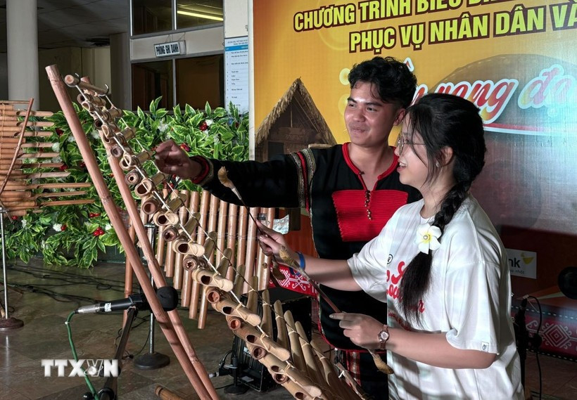 A young OV experiences playing T'rung, a traditional musical instrument, in Dak Lak as part of the Vietnam Summer Camp 2025. (Photo: VNA)