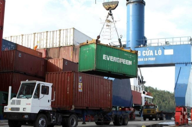 Trade promotion and market diversification must be enhanced to maintain two-digit export revenue growth. (Photo: VietnamPlus)